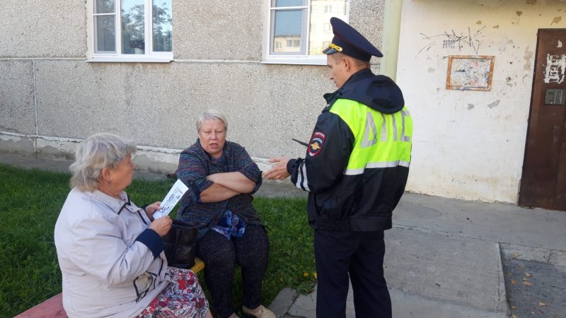 Сотрудники полиции Богдановича совершают поквартирный и подомовой обход, раздают памятки и объясняют населению, как противостоять от натисков мошенников