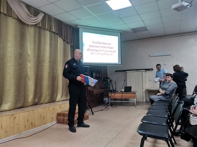 Полицейские Богдановича посетили общешкольное родительское собрание в средней общеобразовательной школе № 3